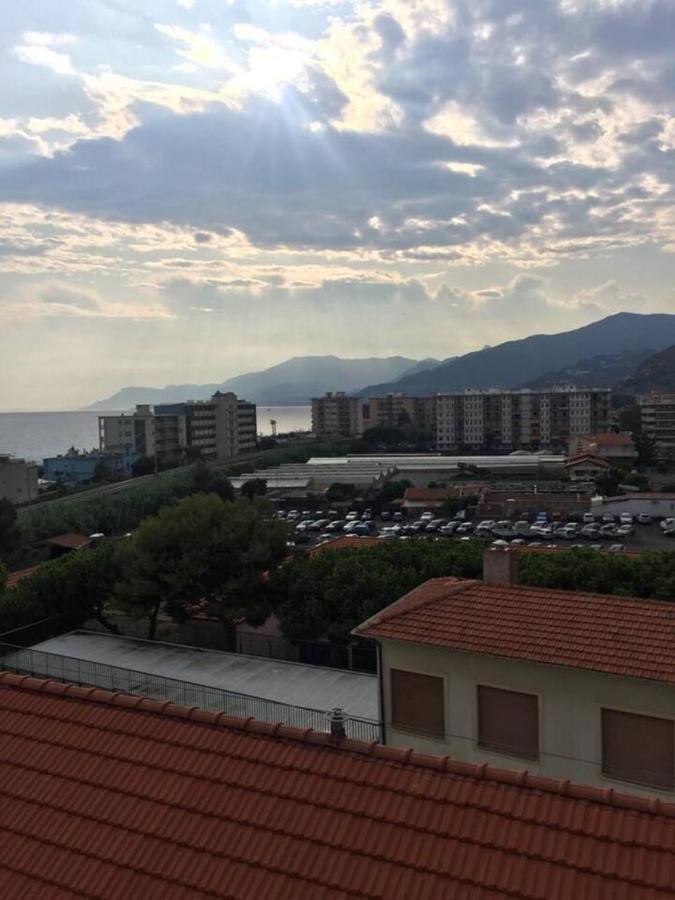 A due passi dal mare Appartamento Vallecrosia Esterno foto